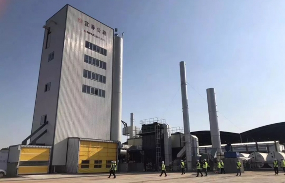 2018年10月12日，來(lái)自全國(guó)各地的筑養(yǎng)路行業(yè)專家、高?？蒲袑W(xué)者等150余人，蒞臨豐城綜合養(yǎng)護(hù)中心，現(xiàn)場(chǎng)觀摩全環(huán)保瀝青攪拌設(shè)備及各類環(huán)保裝置。