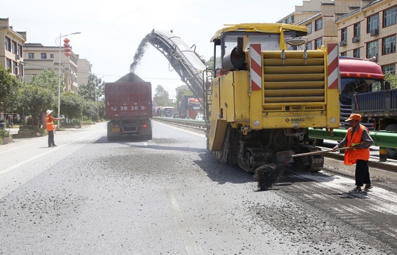 瀝青路面銑刨，廢舊料將回收再利用