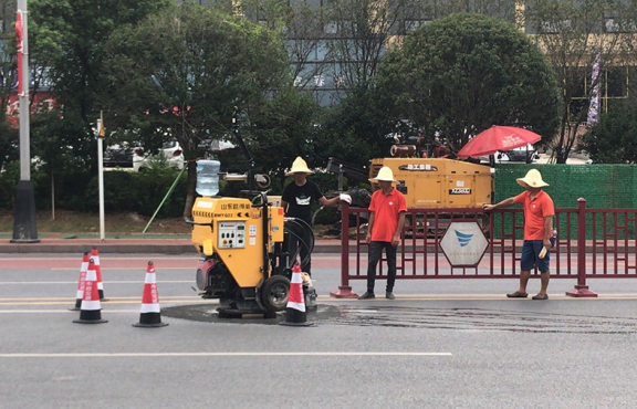 施工機(jī)械化，采用圓形井蓋切割機(jī)整治修復(fù)路面井蓋問(wèn)題